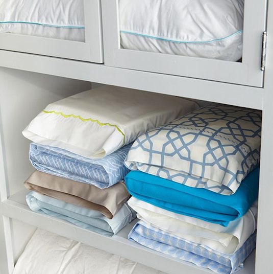 PrideofHOUSE's tweet photo. Tuck your matching sheet sets inside one of its own pillow cases to keep your linen closet organized! (via listotic) #hacks #organize https://t.co/lFRQDfPSJs