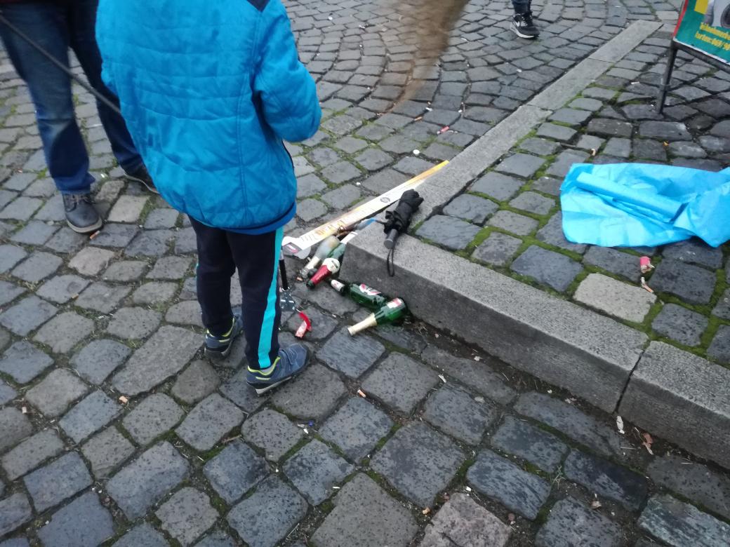 RastiAhmed's tweet photo. Gegen Acht neben dem #eisernenSteg ...und links wenige Minuten später, als die #AhmadiyyaJugend im Rahmen des #Neujahrsputz2018 den Dreck aller entfernte #Ordnungmusssein mit viel Elan wird der letzte #Müll von #2017 beseitigt, um #piccobello zu sagen: #2018hereicome https://t.co/KO0VOgIjll