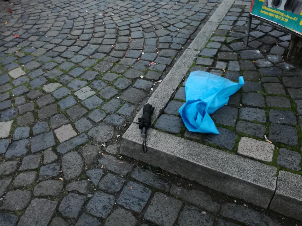 RastiAhmed's tweet photo. Gegen Acht neben dem #eisernenSteg ...und links wenige Minuten später, als die #AhmadiyyaJugend im Rahmen des #Neujahrsputz2018 den Dreck aller entfernte #Ordnungmusssein mit viel Elan wird der letzte #Müll von #2017 beseitigt, um #piccobello zu sagen: #2018hereicome https://t.co/KO0VOgIjll