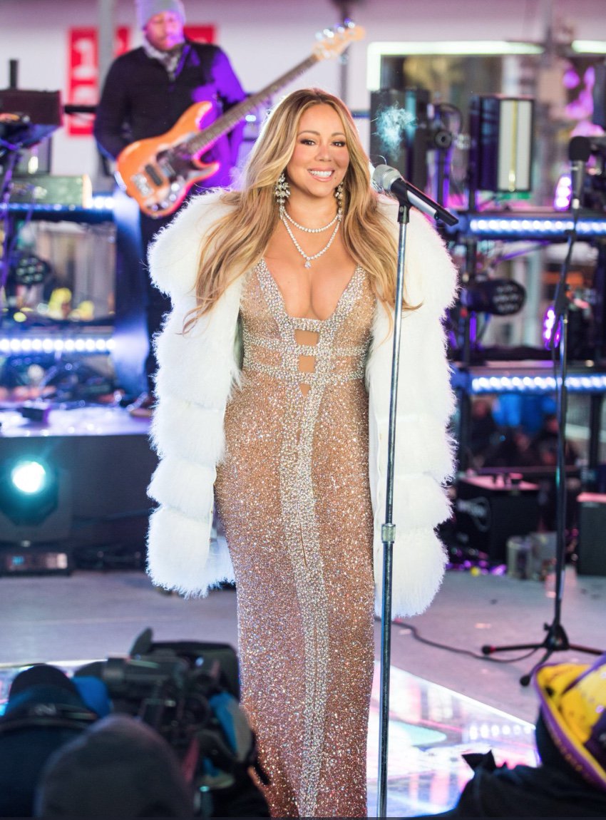 TheMariahReport's tweet photo. 2005 vs 2017 #nyc #TimesSquare #mimi #MariahCarey #lambily #DoesNotAge https://t.co/12pMJxxs1J