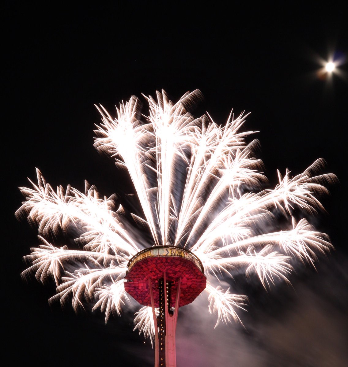space_needle's tweet photo. Happy New Year! Thanks to @TMobile for partnering with us for the 5th year in a row to bring you this Seattle tradition! Kudos to @kexp for rocking the soundtrack and to @KING5Seattle for bringing the show to those that couldn’t see it in person! Happy 2018! https://t.co/7JfM8RvKld