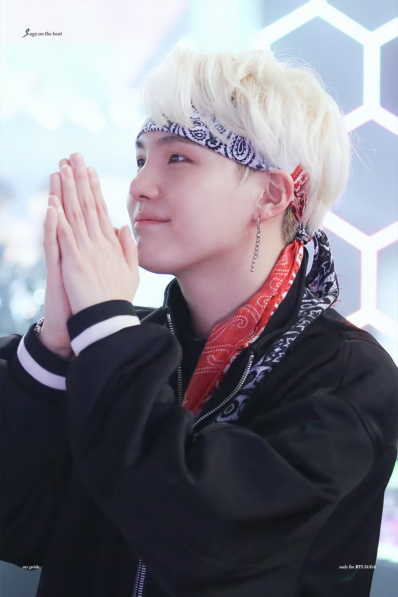 sugaonthebeat39's tweet photo. 180101 가요대제전 #SUGA #슈가 #민윤기 happy new year suga ! ♥ https://t.co/J4oNNWpbY4