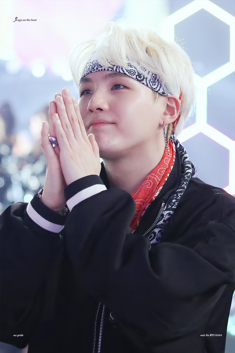 sugaonthebeat39's tweet photo. 180101 가요대제전 #SUGA #슈가 #민윤기 happy new year suga ! ♥ https://t.co/J4oNNWpbY4