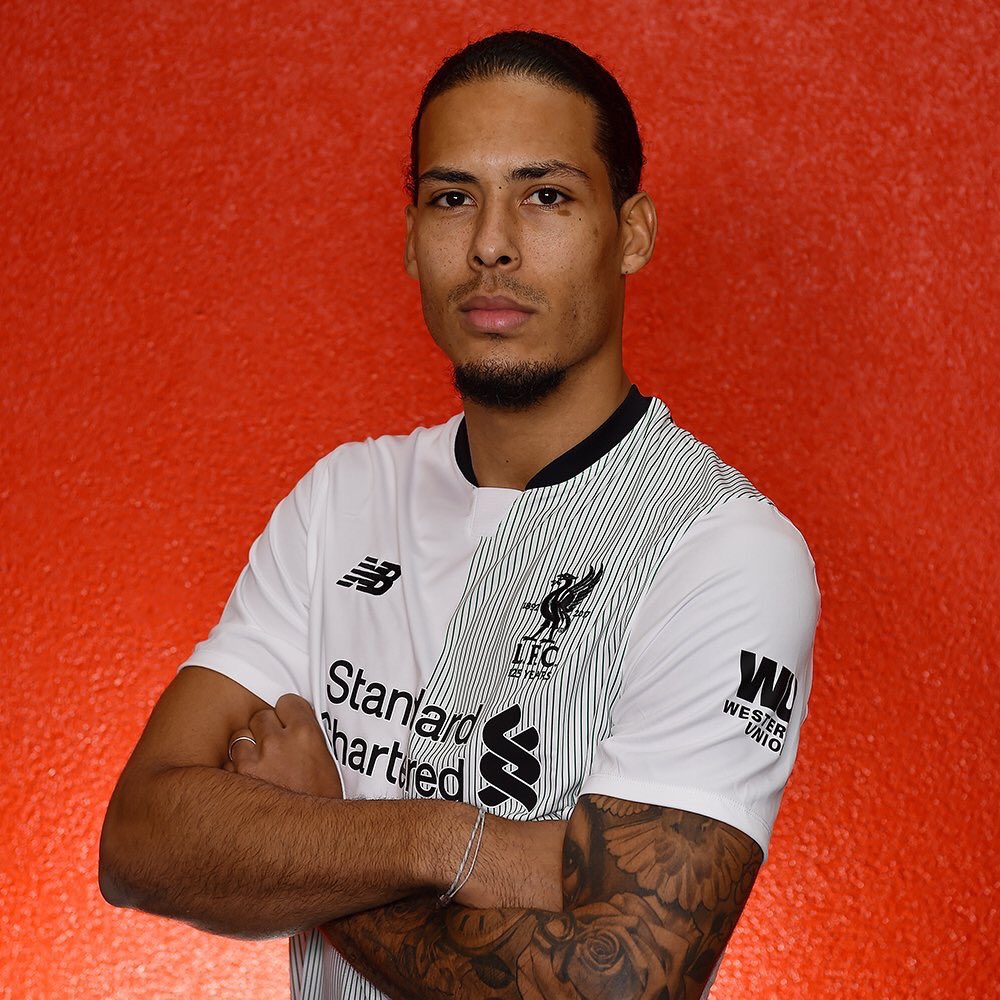 LFCBenelux's tweet photo. Gelukkig nieuwjaar Reds!🥂 https://t.co/c0YbZLSNKd