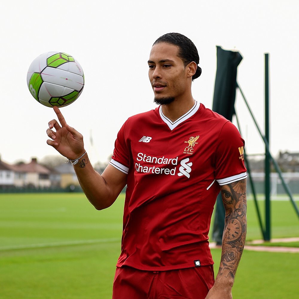 LFCBenelux's tweet photo. Gelukkig nieuwjaar Reds!🥂 https://t.co/c0YbZLSNKd