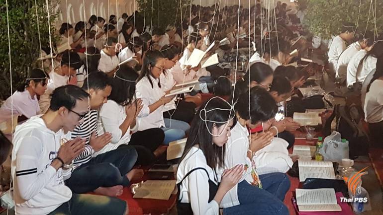 ThaiPBS's tweet photo. วธ.เผยคนไทยทั่วโลกร่วมสวดมนต์ข้ามปี กว่า 20 ล้านคน ทั้งนี้การสวดมนต์ข้ามปีมีเด็ก เยาวชน ครอบครัว เดินทางมาร่วมสวดมนต์เพิ่มมากขึ้น https://t.co/lnlMaM2ufx #ThaiPBS https://t.co/o6D4SM3NM6
