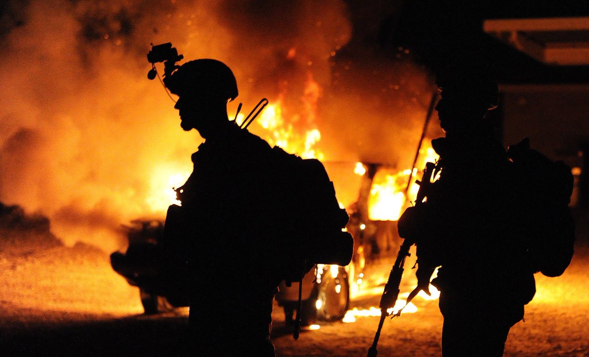 FORCOMDAusArmy's tweet photo. 2017, #YearinReview: back in June, noise, flames and smoke masked fighters in the shadows during the overnight battle to clear Line Creek Junction, during the 3rd Brigade’s Exercise Brolga Strike @AustralianArmy @COMD3BDE #RoadtoReady https://t.co/J3O4H0njau