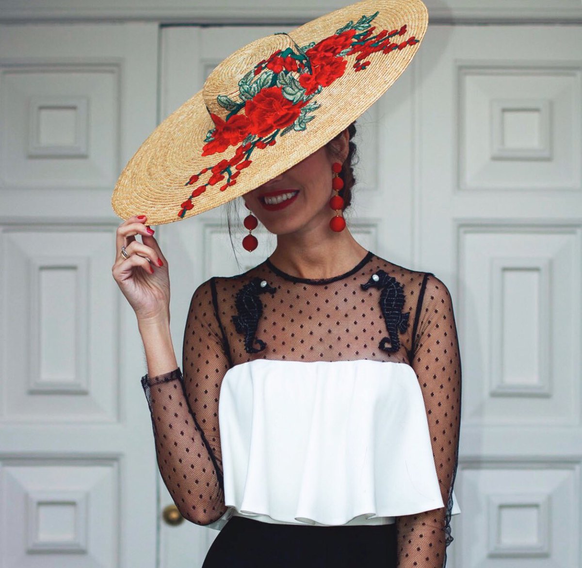 TocadosAirun's tweet photo. Comenzamos el 2018 con uno de los que ha sido uno de los looks más comentados y con más glamour del pasado año ... @invitadaperfect  siempre maravillosa, pero aquí SOBRESALIENTE!! 

Eres #ÚNICA, siéntete ÚNICA ... siéntete @TocadosAirun 

PIC @castrosegade https://t.co/Kji0NYeDLK