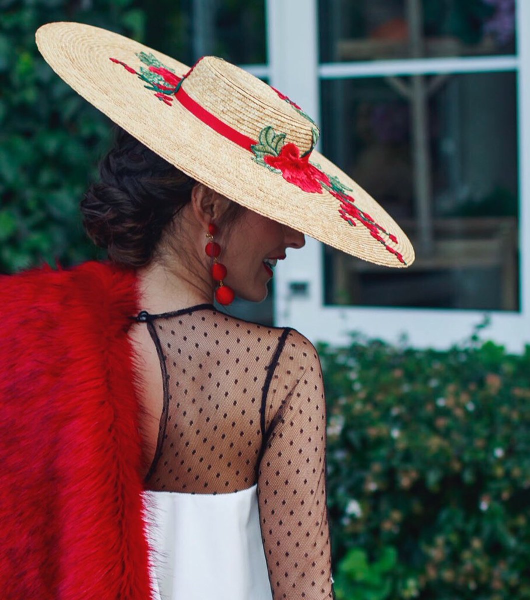 Comenzamos el 2018 con uno de los que ha sido uno de los looks más comentados y con más glamour del pasado año ... <a href="/invitadaperfect/">Sandra</a>  siempre maravillosa, pero aquí SOBRESALIENTE!! 

Eres #ÚNICA, siéntete ÚNICA ... siéntete <a href="/TocadosAirun/">Airun Tocados</a> 

PIC <a href="/castrosegade/">Martín Castro Segade 🍍</a>