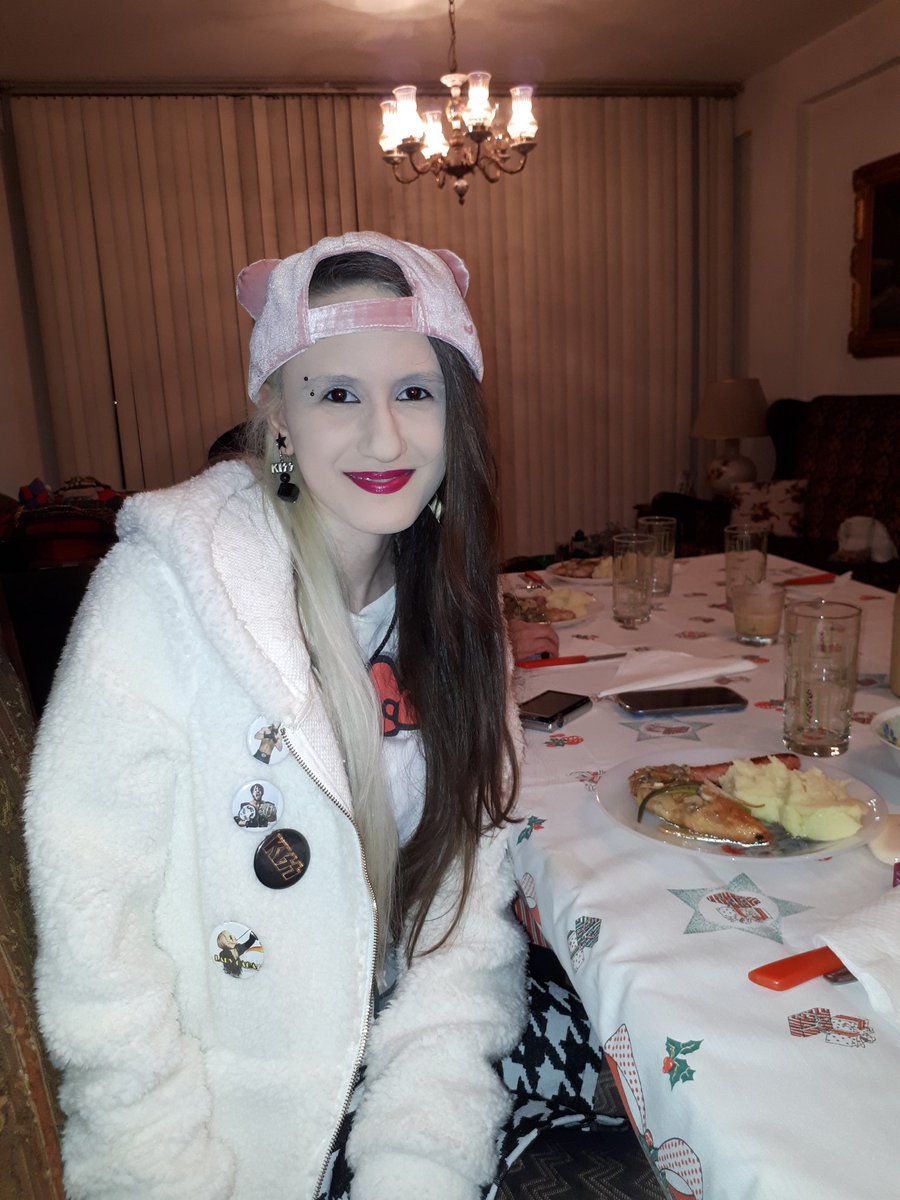 LilianStanley94's tweet photo. New Year's Eve dinner ๐๐๐ฑ๐ #Meow #NewYearsEve #HappyNewYear #KissArmy #GlamMetalGirl #80sLifestyle #LittleMonster #HalfBlonde #ItalianGirl #Groupie #Kawaii #RockAndRollGirl #SethRollinsGirl #TeamRollinsVenezuela #AJStylesGirl #BellaArmy #StayFearless #SashaKrew https://t.co/XkCeAog3WF