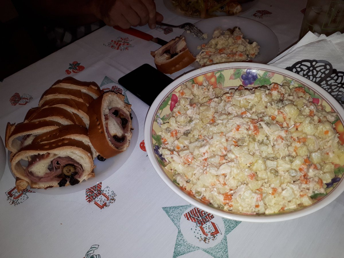 LilianStanley94's tweet photo. New Year's Eve dinner ๐๐๐ฑ๐ #Meow #NewYearsEve #HappyNewYear #KissArmy #GlamMetalGirl #80sLifestyle #LittleMonster #HalfBlonde #ItalianGirl #Groupie #Kawaii #RockAndRollGirl #SethRollinsGirl #TeamRollinsVenezuela #AJStylesGirl #BellaArmy #StayFearless #SashaKrew https://t.co/XkCeAog3WF