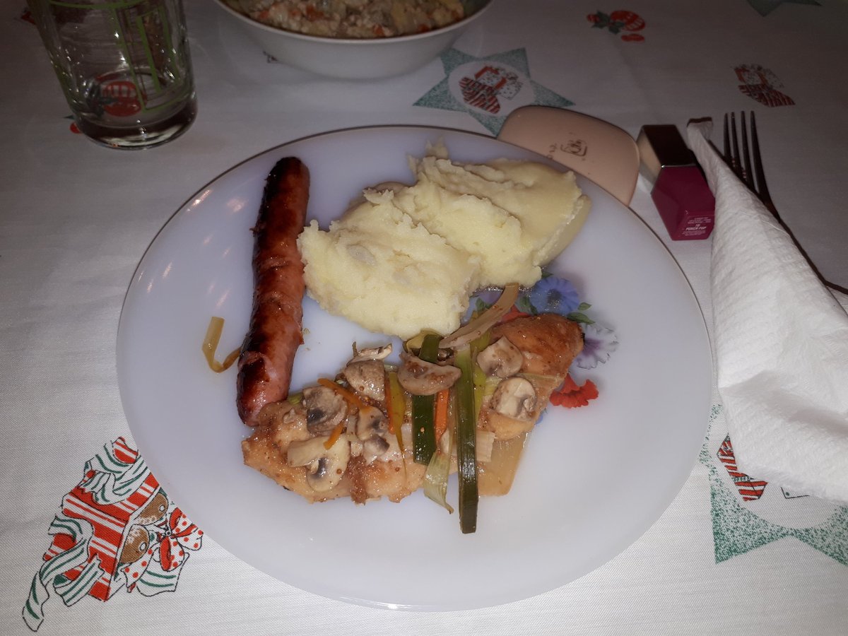 LilianStanley94's tweet photo. New Year's Eve dinner ๐๐๐ฑ๐ #Meow #NewYearsEve #HappyNewYear #KissArmy #GlamMetalGirl #80sLifestyle #LittleMonster #HalfBlonde #ItalianGirl #Groupie #Kawaii #RockAndRollGirl #SethRollinsGirl #TeamRollinsVenezuela #AJStylesGirl #BellaArmy #StayFearless #SashaKrew https://t.co/XkCeAog3WF