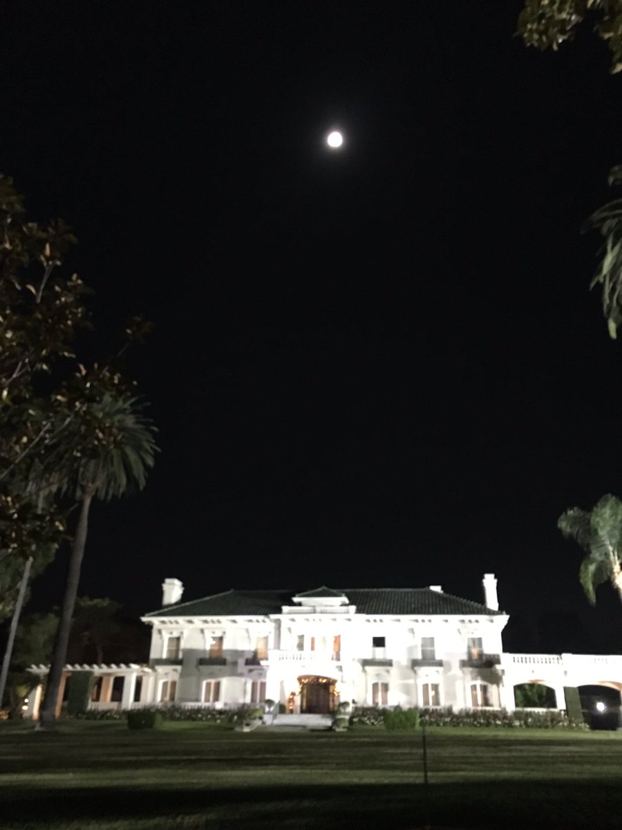 jules1121's tweet photo. Full moon rising #makingadifference #roseparade #sptor https://t.co/lJoJQ6dmUx