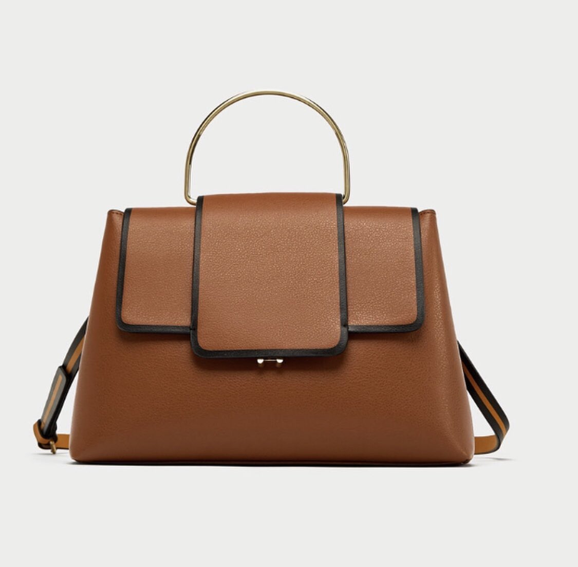 nonnihb's tweet photo. CITY BAG WITH METAL HANDLE
Brand: Zara
Price: NGN 22,000.00
Material: Leather
Colour: Brown with Black detail
Location: Lagos
#zara #handbags #simpleandnice #brownbag #supportsmallbusiness #zarabag #perfectgift #her #nigeria https://t.co/zBYccJDuyU