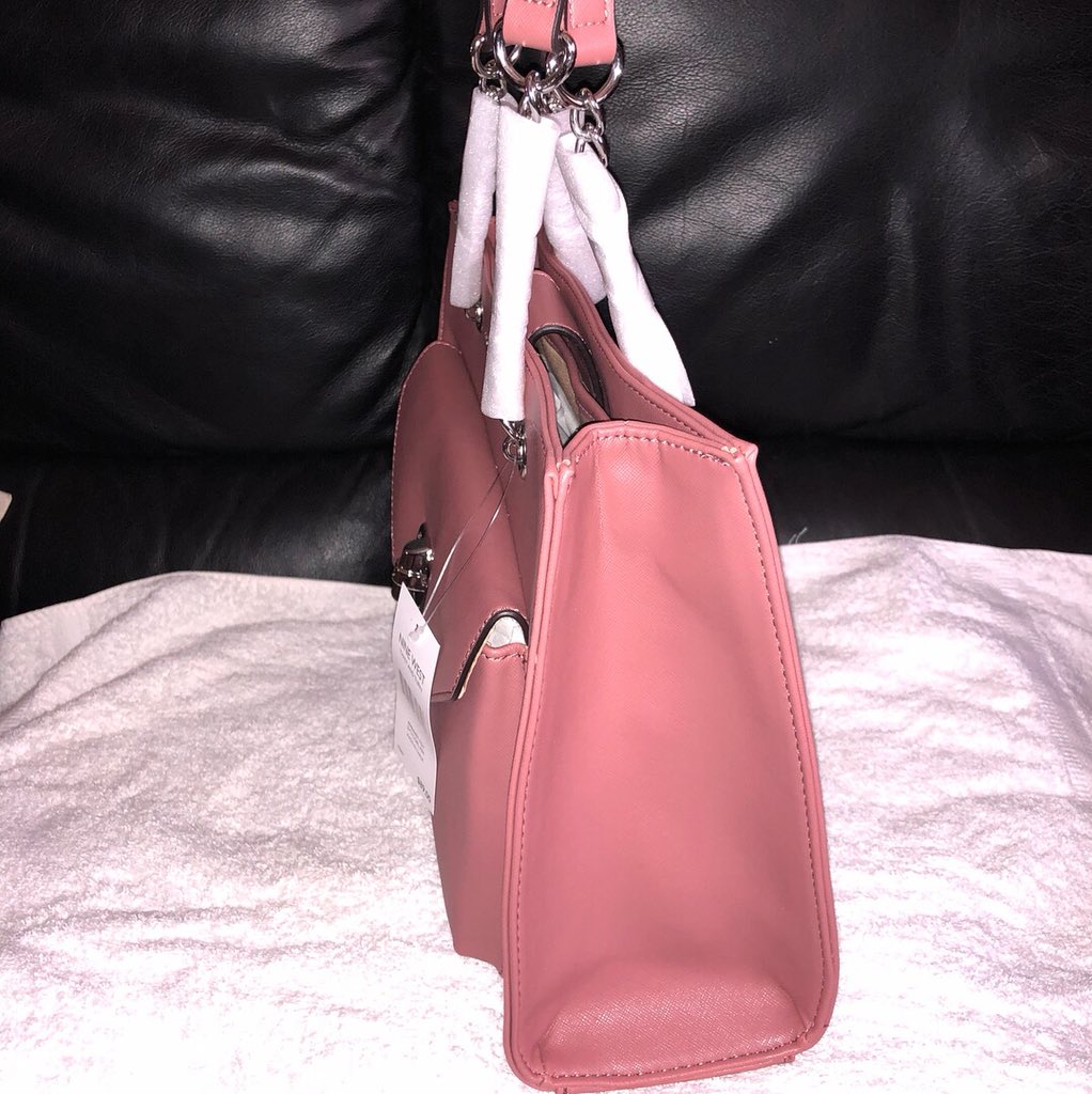 nonnihb's tweet photo. NINE WEST TWIST AND TURN
Brand: Nine West
Price: NGN 29,000.00 or $79.00
Material: Faux Leather
Colour: Dusty Coral
Location: Lagos
#handbags #coral #supportsmallbusiness #perfectgift #her #office #workingclass #affordable #fashion #nigeria #ninewest #chaindetail #fauxleather https://t.co/C1j09GNEd2