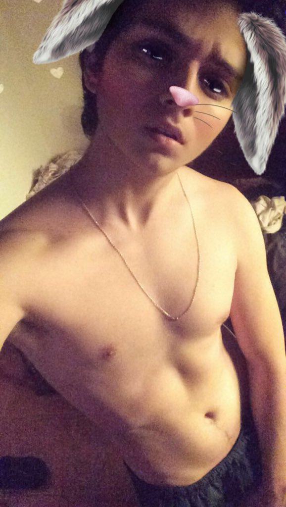 Fredxerick's tweet photo. Plus en el 2017 logre sentirme cómodo con mi cuerpo lo cual me ayudo con mis inseguridades, diciembre me dejo cacheton y con cauchitos, pero ya volveré a trabajar por ese beach body 2018 acá mis shirtless selfies 2017 favoritas #sicpuede🦔 https://t.co/jp6sHOfm0H