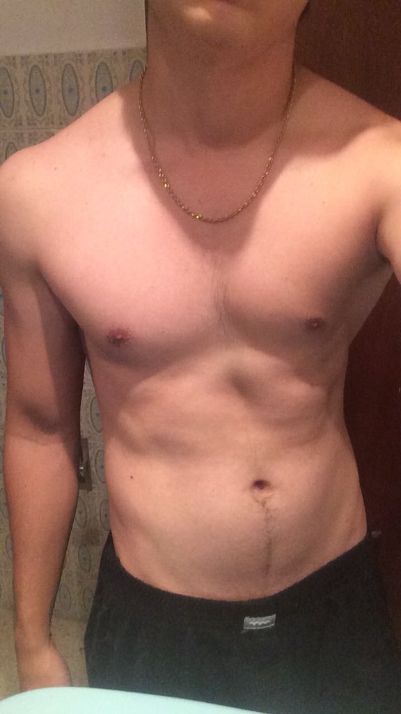 Fredxerick's tweet photo. Plus en el 2017 logre sentirme cómodo con mi cuerpo lo cual me ayudo con mis inseguridades, diciembre me dejo cacheton y con cauchitos, pero ya volveré a trabajar por ese beach body 2018 acá mis shirtless selfies 2017 favoritas #sicpuede🦔 https://t.co/jp6sHOfm0H