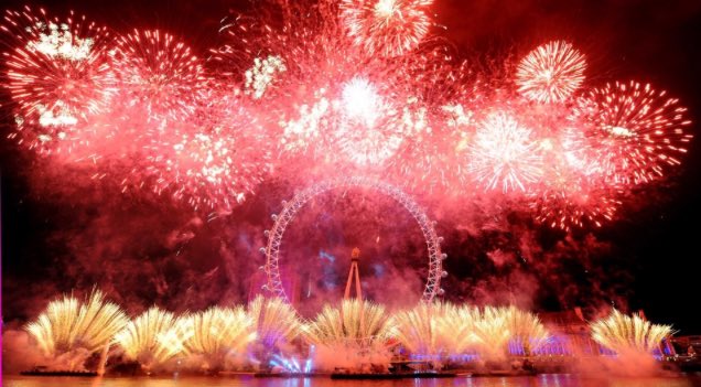 SeasonalPictur1's tweet photo. Happy new year 🎇

#2018isComing #2018NewYear #2018 #NewYearsEve #NewYearsDay #firework #Fireworks #picture #PictureOfTheDay #pictures #pictureperfecteverytime https://t.co/w3FvEeCFfB