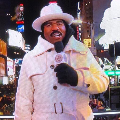 MarkAgee's tweet photo. I respect the fact Steve Harvey started the new year looking like a snowman who solves mysteries https://t.co/NztLwcre6j