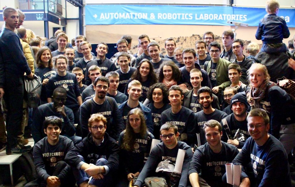 AdrienBsy's tweet photo. Bonne année 2018 ! Merci aux 75 X15 et 72 X16 pour cette formidable année passée avec vous à la présidence d’ @AstronautiXSC. Continuons d’inspirer les jeunes ingénieurs et à faire de l’Espace un levier exceptionnel à @Polytechnique pour former ingénieurs et décideurs de demain https://t.co/BTvj43VOOH