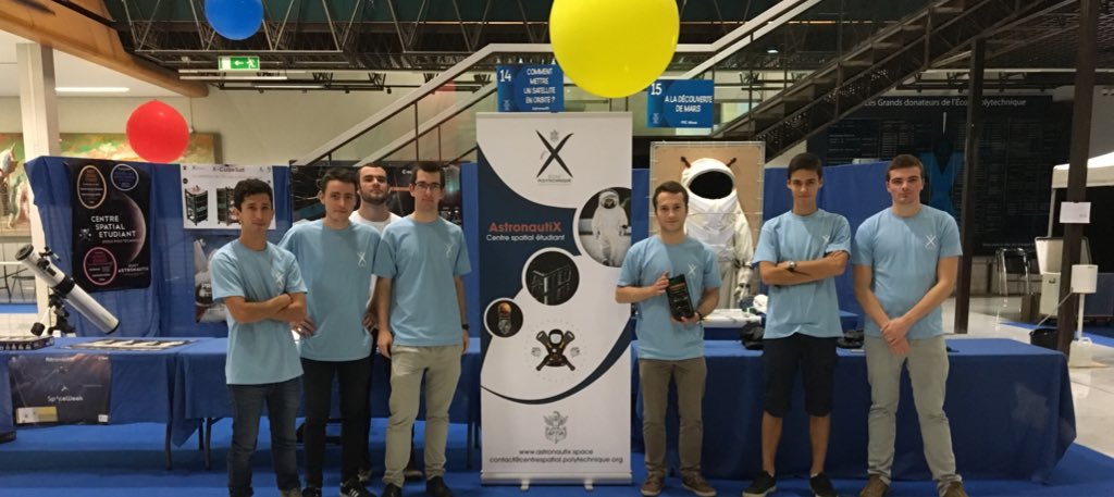AdrienBsy's tweet photo. Bonne année 2018 ! Merci aux 75 X15 et 72 X16 pour cette formidable année passée avec vous à la présidence d’ @AstronautiXSC. Continuons d’inspirer les jeunes ingénieurs et à faire de l’Espace un levier exceptionnel à @Polytechnique pour former ingénieurs et décideurs de demain https://t.co/BTvj43VOOH