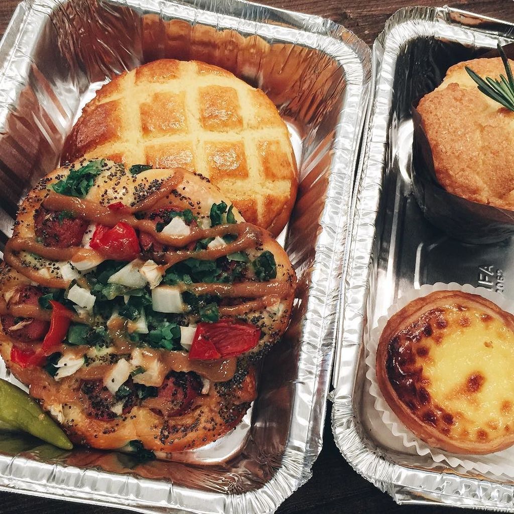 thekentsang's tweet image. Assortment of pastries from @eatfatrice bakery. Don’t miss the Chicago-style hot dog bun #bakery #pastries #asianbakery #chinesebakery #chicagostyle #hotdog ift.tt/2C7J6HP