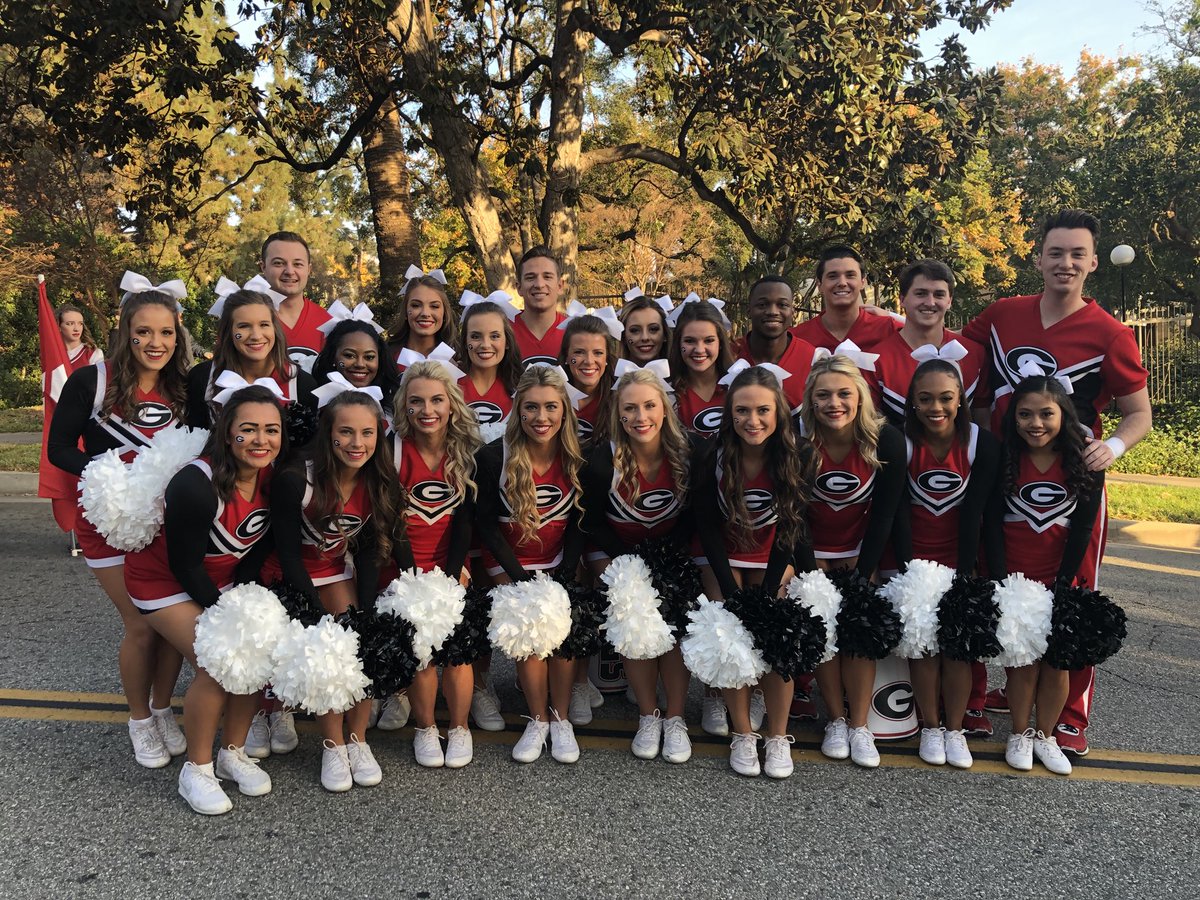 UGAcheerleading's tweet photo. 🌹Parade Ready! #RoseBowl #RoseParade #GoDawgs https://t.co/1uVztXRAJA