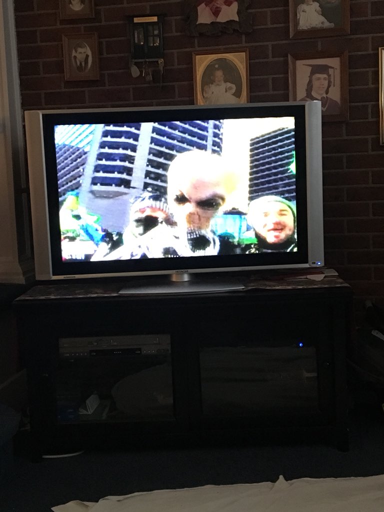 CSquit2's tweet image. @briantaff6abc #MummersParade watching with Gram while Mom and daughter walk with Merry Makers #ForPop