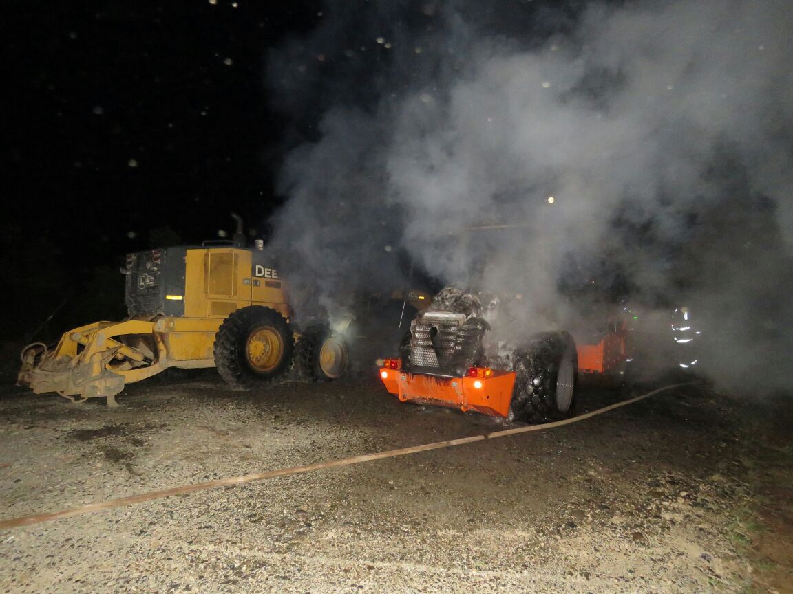 marceloopitz's tweet photo. Hoy en @adnradiochile te informamos de los encapuchados que quemaron maquinaria forestal en la Región de #LosLagos. Esta madrugada ingresaron al predio de la empresa de extracción de madera #Anchile tras amenazar al guardia, en el sector de Monte Verde, #Riachuelo, #RíoNegro. https://t.co/IZHYgCepRu