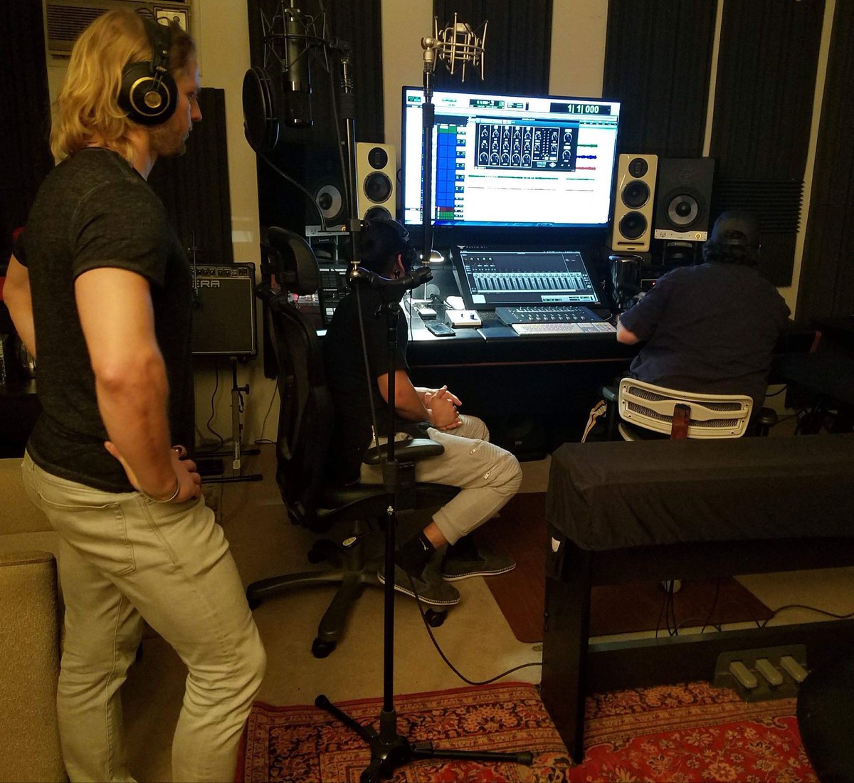 mercymodeband's tweet photo. A New Year. A New Single. Get Ready 2018!
#MercyModeMonday #MusicMonday #MercyModeBand #NewMusic #NewSingles #JustBreathe #IToldYouWhy #RockOn https://t.co/q6Dnq4Pnnj