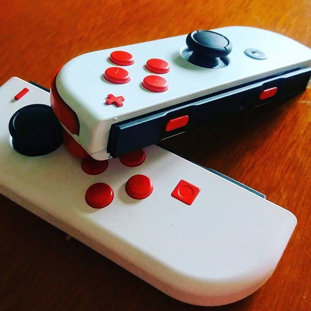 DesignableShop's tweet image. Custom white and red joycons. These were my top sellers for a while!
crwd.fr/2C2kZtP
.
.
.
.
#customprocontroller #custompaint #j...