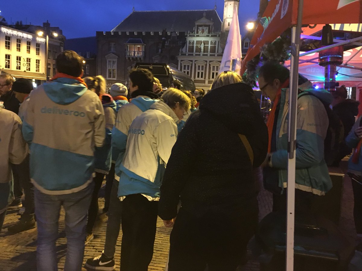 jspvda's tweet photo. Goed voornemen voor iedereen voor 2018: laat geen riders onverzekerd voor jouw maaltijd fietsen. Terecht dat @TheRiderUnion staakt #deliverno #lekkeretengoedbezorgd https://t.co/rOq0GIclbt