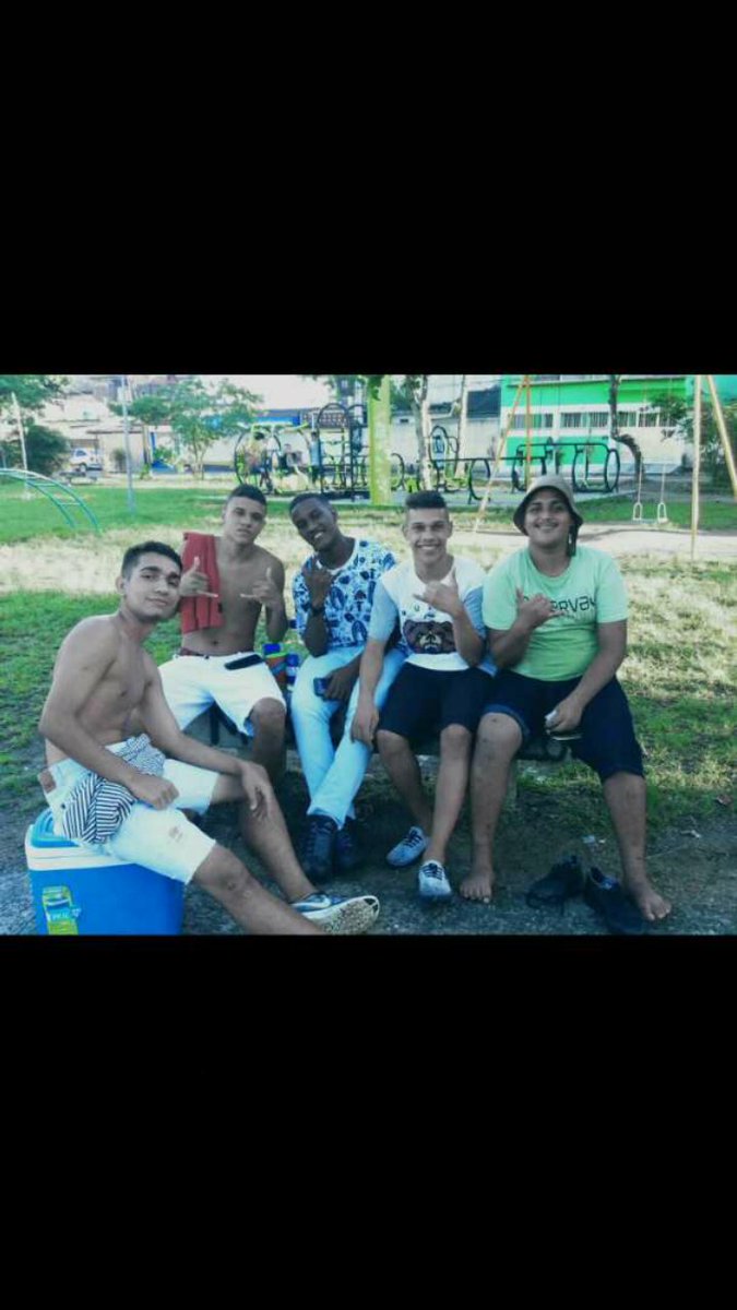 alexxcjr27's tweet photo. Tropa da 27 em peso.. #Fml27 #amoessarapaziada @bfr_erick @GeovanniLima5 @27_CRFael @blecaute7 @Matheusvugo @Lucasgamba021 @bfr_jeff https://t.co/C4sCraZcsn