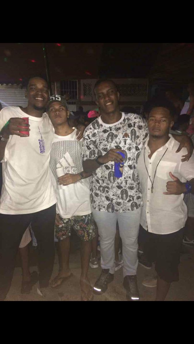 alexxcjr27's tweet photo. Tropa da 27 em peso.. #Fml27 #amoessarapaziada @bfr_erick @GeovanniLima5 @27_CRFael @blecaute7 @Matheusvugo @Lucasgamba021 @bfr_jeff https://t.co/C4sCraZcsn