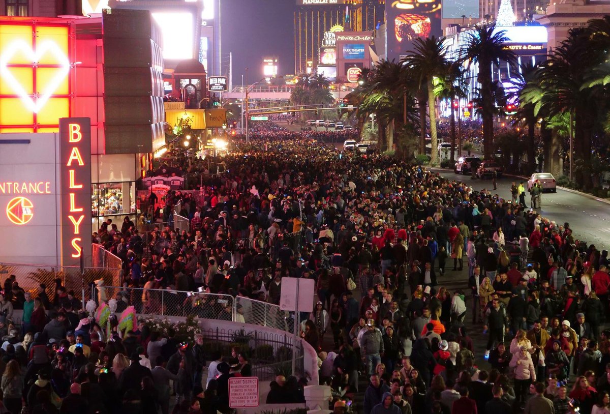 RallenPrivo's tweet photo. 2018 is going to be a great year!! Happy New Years from Las Vegas! Cheers....!! https://t.co/e17fqP8Rbu