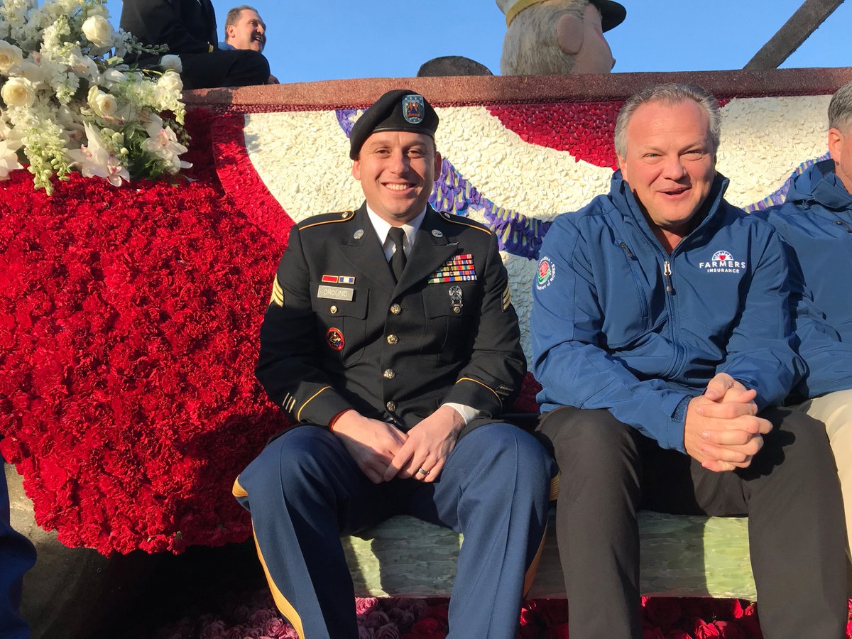 TheCalGuard's tweet photo. A few weeks ago, #CalGuard Sgt. Anthony Orduno was riding in a Black Hawk helicopter to help fight the #ThomasFire. Today, he's riding on the @WeAreFarmers float #HonoringHometownHeroes in the #RoseParade. @USNationalGuard @USArmy @RoseParade https://t.co/JjVFTHZCLF