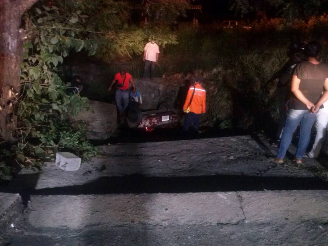 _pcadportuguesa's tweet photo. Accidente de transito tipo volcamiento en el corredor principal del Barrio las Tablitas Municipio Guanare.
@rafaelcalles 
@SSCPortuguesa 
#Portuguesapotencia https://t.co/nhKKnDsMWo