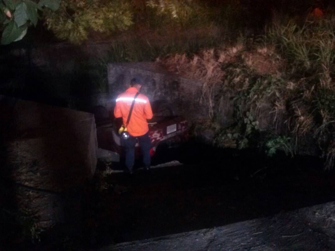 _pcadportuguesa's tweet photo. Accidente de transito tipo volcamiento en el corredor principal del Barrio las Tablitas Municipio Guanare.
@rafaelcalles 
@SSCPortuguesa 
#Portuguesapotencia https://t.co/nhKKnDsMWo