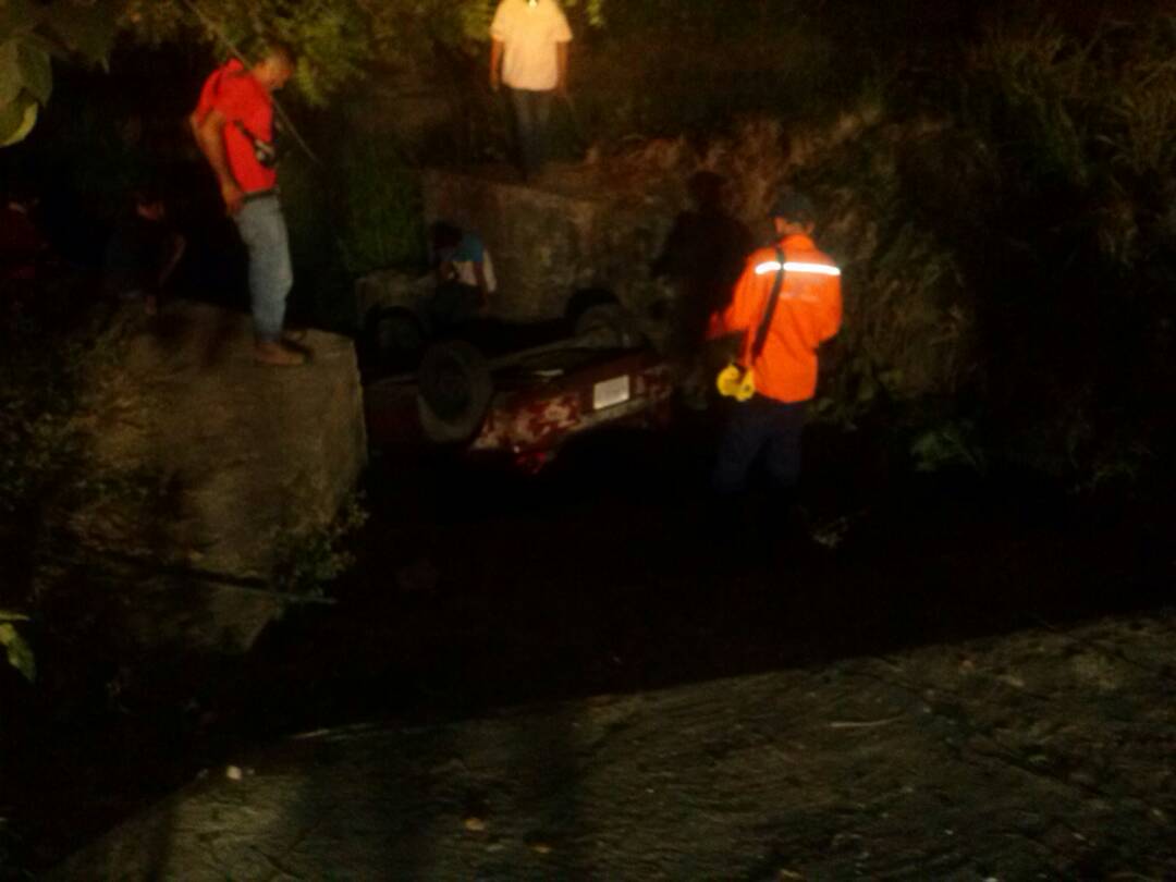 _pcadportuguesa's tweet photo. Accidente de transito tipo volcamiento en el corredor principal del Barrio las Tablitas Municipio Guanare.
@rafaelcalles 
@SSCPortuguesa 
#Portuguesapotencia https://t.co/nhKKnDsMWo