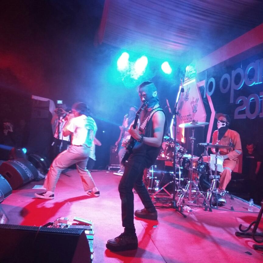 waleisnature's tweet photo. Band yang sangat menghibur...
#manusiakadal
#looparty https://t.co/uL4ydXn493