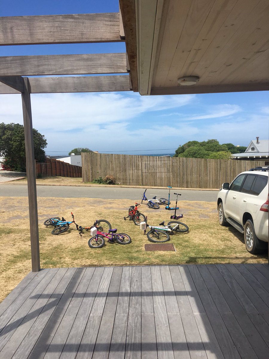 Grees28's tweet photo. Infanta parking lot #holidaywith3girls #jozicalling https://t.co/zbBvdVAnEe