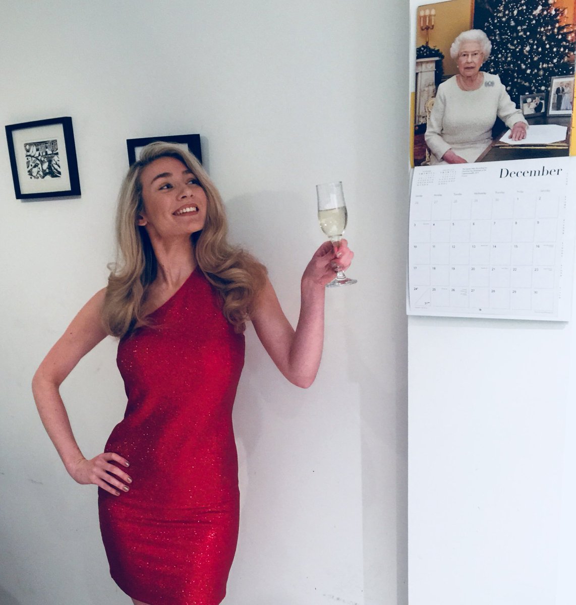 1CCaroline's tweet photo. Have a happy 2018 🥂 https://t.co/xAUCRN8UiN