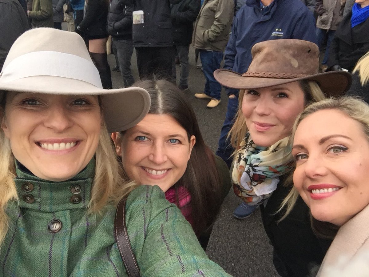 Gwen_HW's tweet photo. Happy new year from Cheltenham Races #Chelfie @Cassie_Bray https://t.co/FDMbtPttBQ