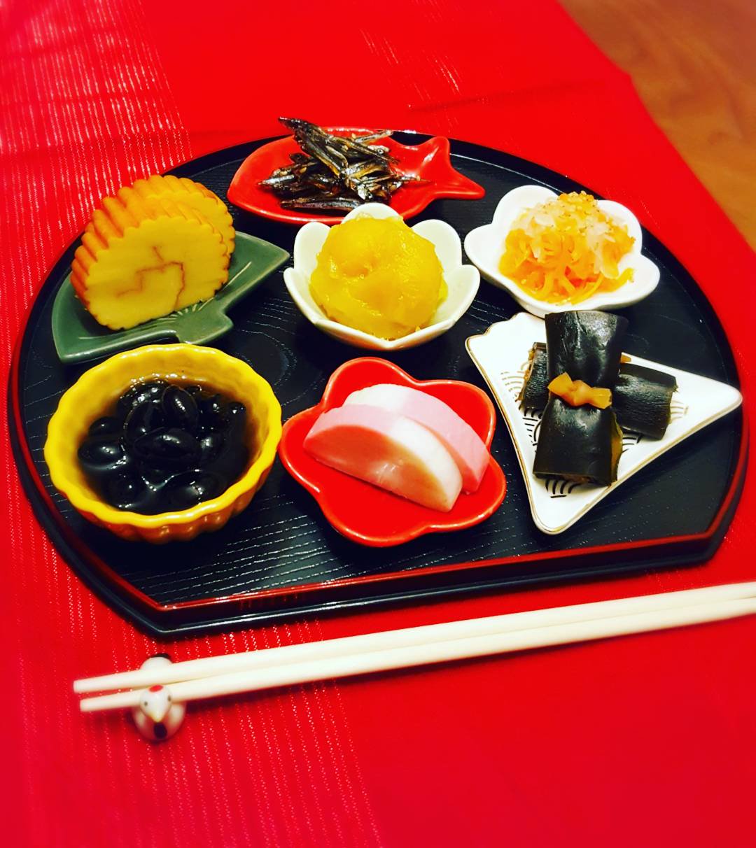 バンビps 仝 Ps あけましておめでとうございます お正月の準備をしながら 私は おうちのなか で イベントごとにはしゃぐお祭り野郎だということがよくわかりました笑 この豆皿おせちも お皿集めてる時と盛り付けてる時がいちばん楽しかったです笑