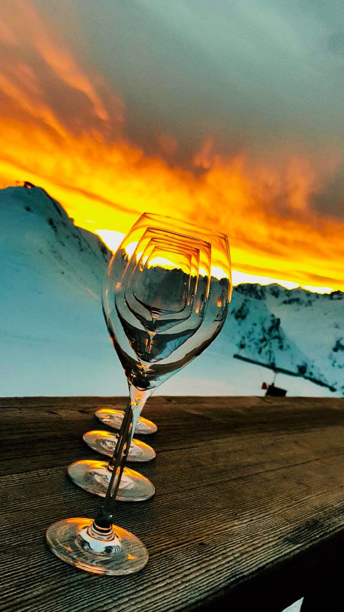 DenisBrogniart's tweet photo. Bonne année 2018 depuis les carlines à @LaToussuire 2220m d’altitude. Plaisir des yeux. Merci Nico pour la photo prise hier soir. https://t.co/JzE61gF137