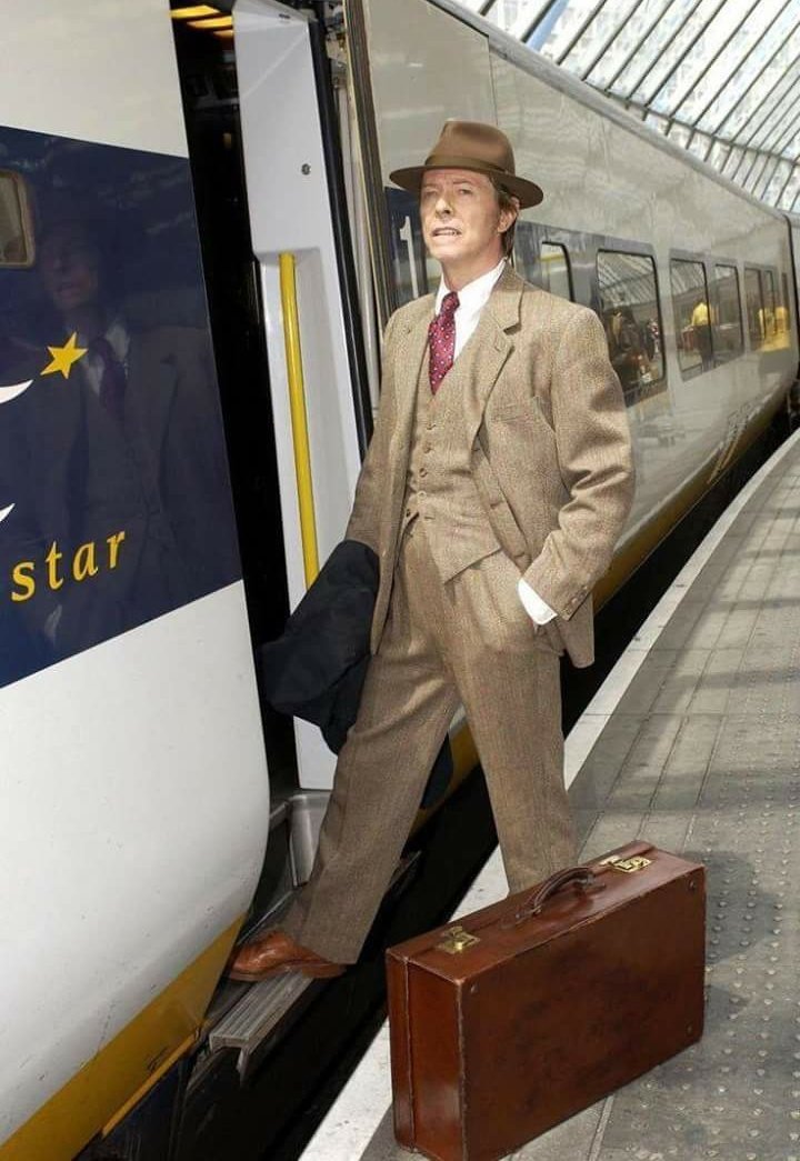 GothicInBlack's tweet photo. David Bowie every new year is a station to station when you travel forward with time Happy 2018 everyone #DavidBowie https://t.co/MsBsqjTYBo
