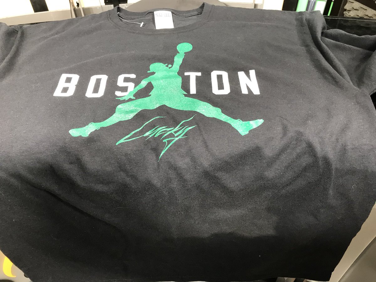 KyleDraperTV's tweet photo. Happy New Year everyone. In honor of a great 2017 and what’s sure to be a great 2018 I’m giving away this long-sleeve XL t-shirt courtesy of my friends @GreenLinetees. To enter for a chance to win just retweet this. Ill choose a winner tonight #celtics #nba #newyear #2018 https://t.co/zLOMlmUXOm