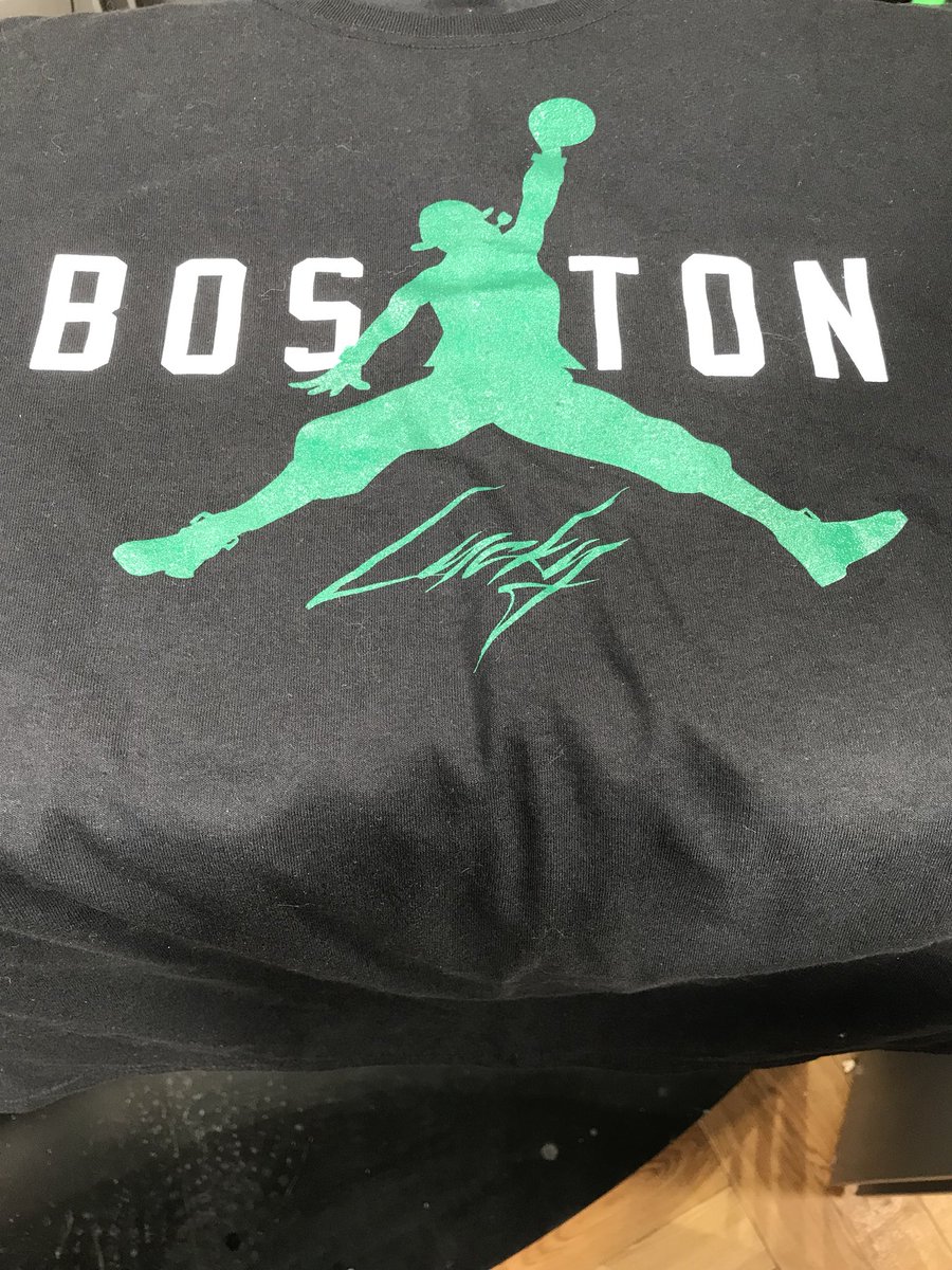 KyleDraperTV's tweet photo. Happy New Year everyone. In honor of a great 2017 and what’s sure to be a great 2018 I’m giving away this long-sleeve XL t-shirt courtesy of my friends @GreenLinetees. To enter for a chance to win just retweet this. Ill choose a winner tonight #celtics #nba #newyear #2018 https://t.co/zLOMlmUXOm