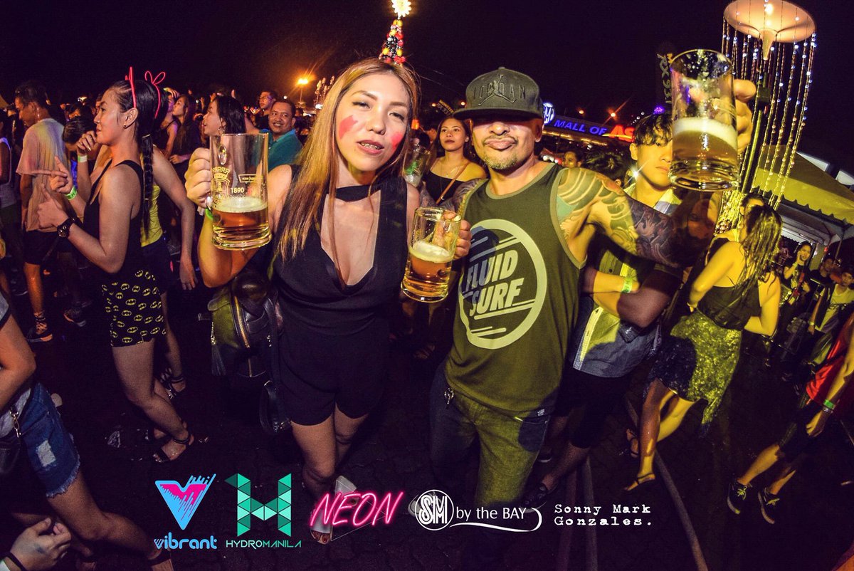 VibrantFest's tweet photo. To a more exciting and fun-filled year, cheers, wild hearts! 🍻
#VibrantFest #GoWildWithPaint https://t.co/7WRIkso35P