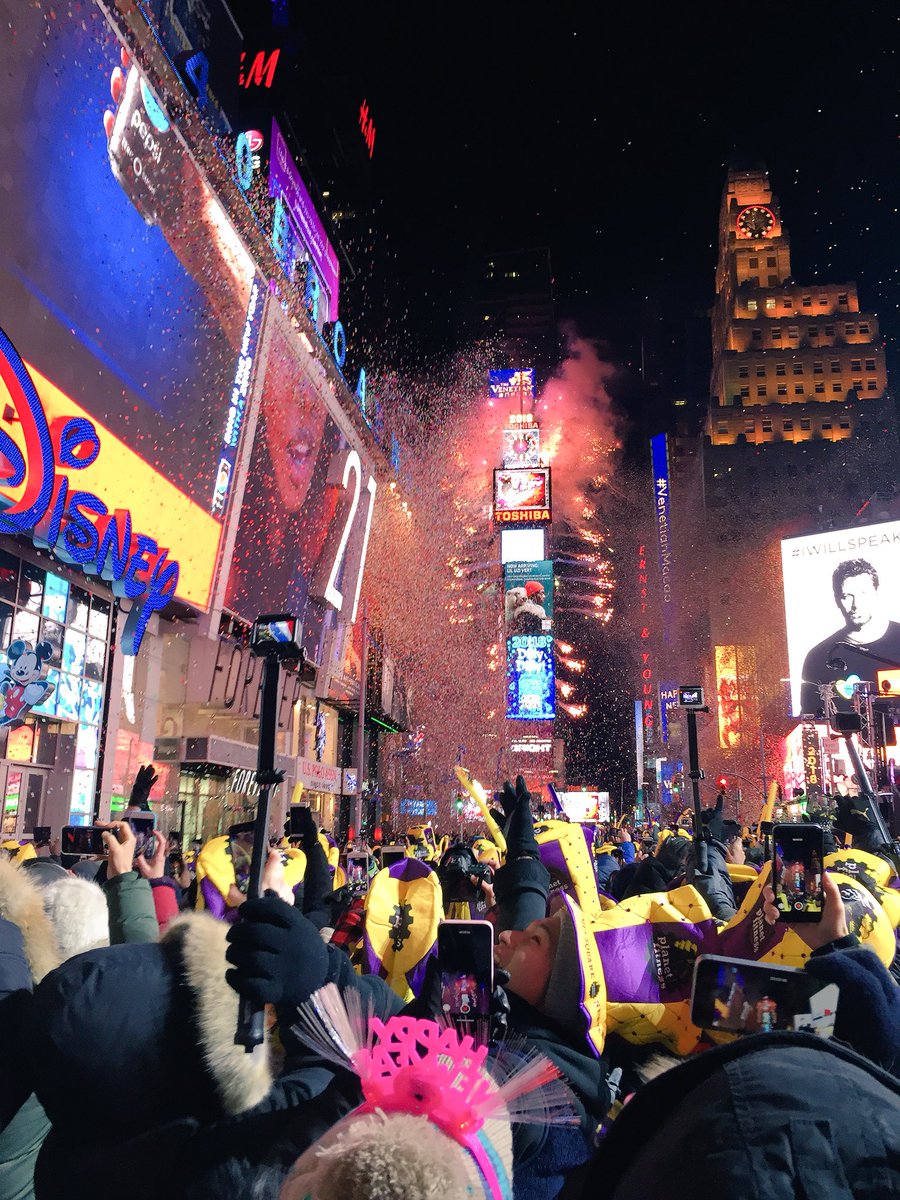 NewYorkCity4All's tweet photo. Amazing New Year to everyone❣️
🍾🎉🥂#BALLDROP2018 #NewYearsEve2018 @nycfeelings @NYCDailyPics @timessquareball @TimesSquareNYC https://t.co/2hV0c1o8XZ
